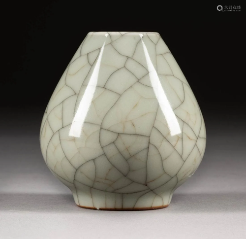 KLEINE BAUCHIGE VASE China, 19./20. Jh. Porzellan,