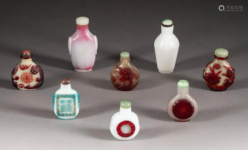 ACHT GLAS-SNUFFBOTTLES China, um 1900 Glas (Liaoqi). H.