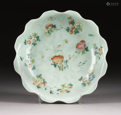 GROßE SCHALE MIT FLORALDEKOR China, um 1900