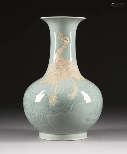 SELADONVASE MIT DEKOR VON KRANICHEN China, 19./20. Jh.