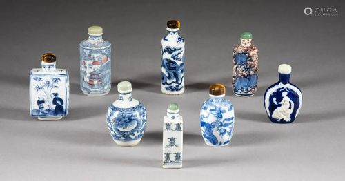 ACHT SNUFFBOTTLES MIT BLAUMALEREI China, Qing-Dynastie