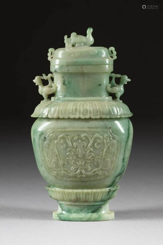 DECKELVASE MIT VOGEL- UND FLORALDEKOR China, um 1900