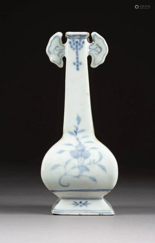 VIERPASSIGE VASE MIT VEGETABILEM DEKOR China,