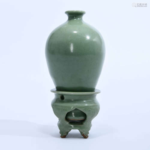 A Longquan Kiln Porcelain Plum Bottle with Standing