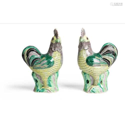 PAIR OF FAMILLE VERTE ROOSTERS QING DYNASTY, 19TH CENTURY