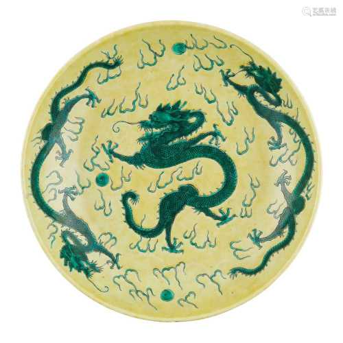 FAMILLE JAUNE GREEN-DECORATED 'DRAGON' CHARGER