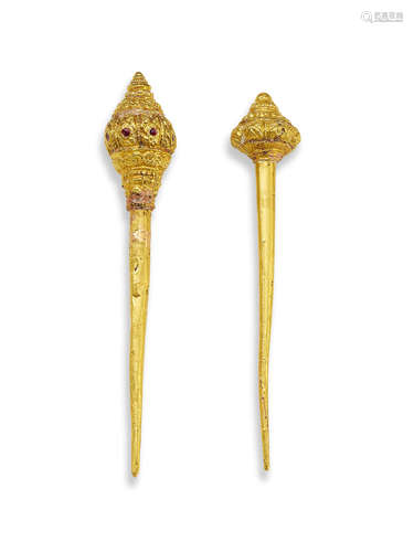 A GEM-SET GOLD HAIR PIN THAILAND 20TH CENTURY