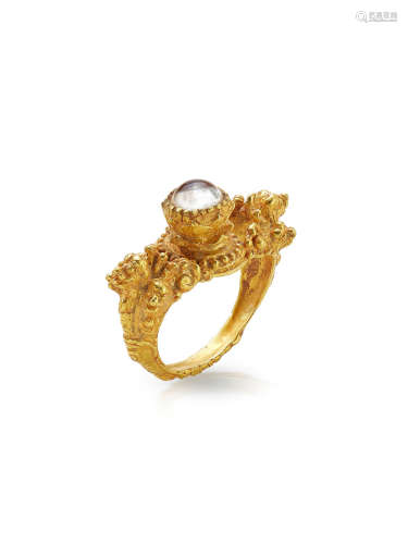 A GOLD AND ROCK CRYSTAL RING CAMBODIA KHMER PERIOD, 12TH/13TH CENTURY