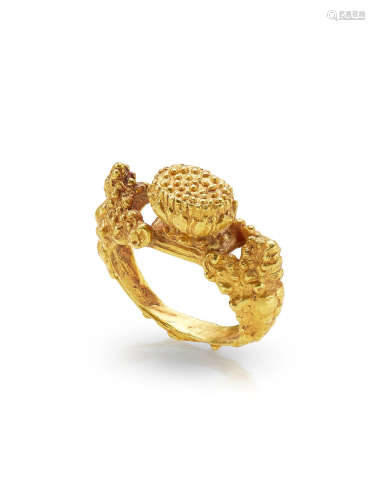A GOLD RING CAMBODIA KHMER PERIOD, 12TH/13TH CENTURY