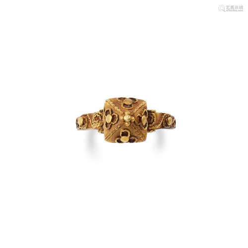A GOLD ALLOY PYRAMIDAL RING WITH FLORAL FILIGREE MOTIFS SULAWESI, INDONESIA, 18TH-20TH CENTURY