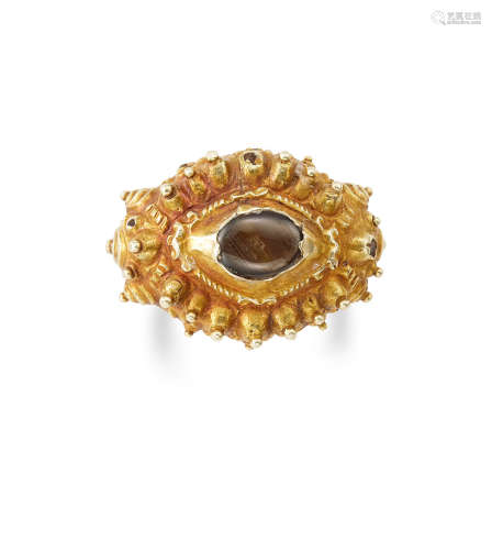 A BALINESE GOLD RING WITH IRIDESCENT STONE INDONESIA, 19TH-20TH CENTURY