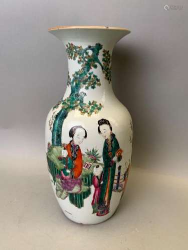 CHINE. Vase en porcelaine à décor peint polychrome…