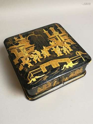 CHINE. Coffret en bois laqué noir à décor or de pe…