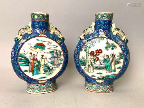 CHINE. Paire de vases gourdes en porcelaine à déco…