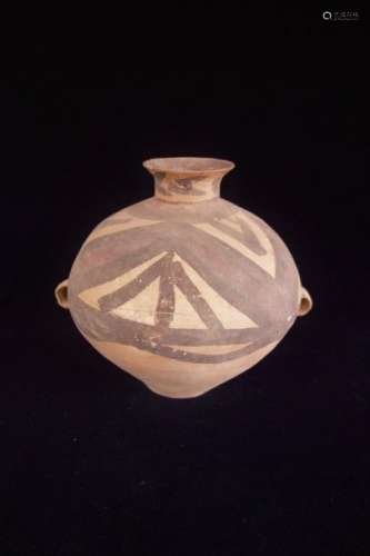 CHINE. Vase pansu Néolithique à petit col, orné de…