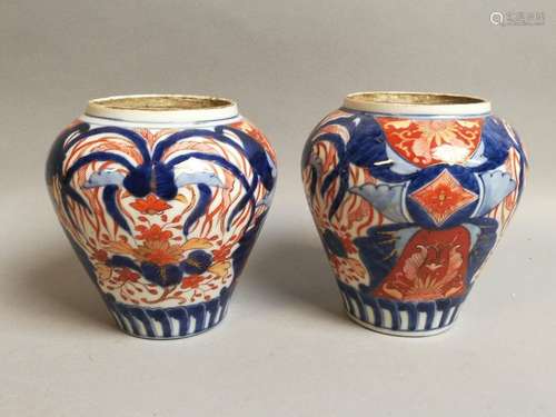 IMARI. Paire de petits pots en porcelaine. Sans co…