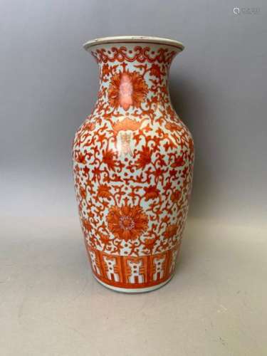 CHINE. Vase en porcelaine à décor de feuillage cou…