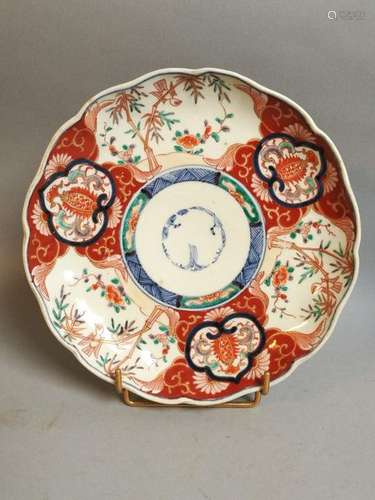 IMARI. Assiette en porcelaine à décor bleu et roug…