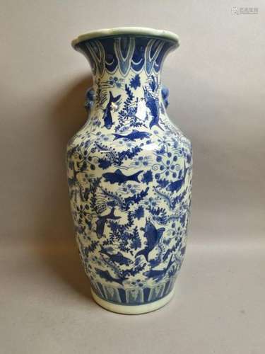 CHINE. Vase en porcelaine bleu et blanc, à décor d…