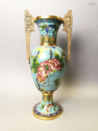 CHINE. Vase en laiton cloisonné à deux anses. Fin …
