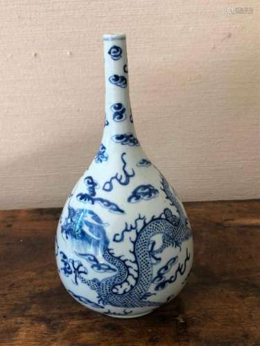CHINE. Vase piriforme à col fin en porcelaine à dé…