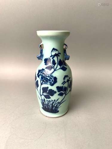 CHINE. Vase en porcelaine à décor de fleurs en cam…