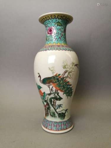 CHINE. Vase en porcelaine à décor émaillé peint d'…