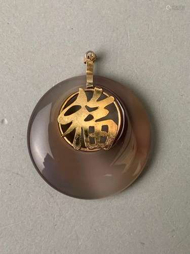 CHINE. Pendentif en et métal doré et métal doré. D…