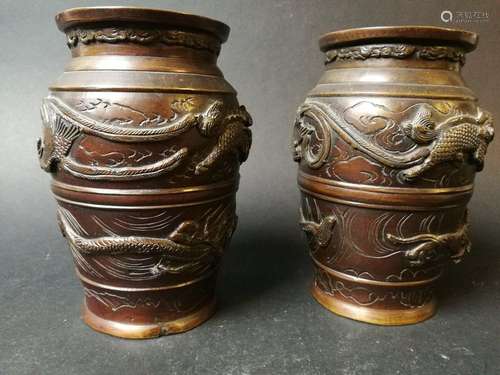 CHINE. Paire de vases en bronze à décor en relief …