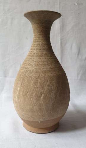 THAILANDE. Vase de forme Meiping à décor incisés. …