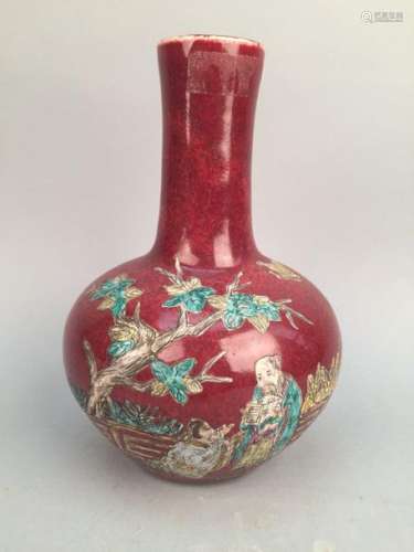 CHINE. Vase en porcelaine à engobe rouge et décor …