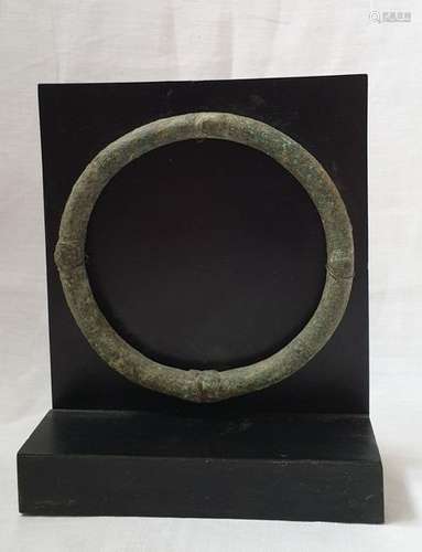 KHMER. Bracelet d'archer. Bronze de patine verte. …