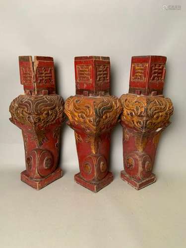 CHINE. Ensemble de 3 pieds de lit en bois sculpté …