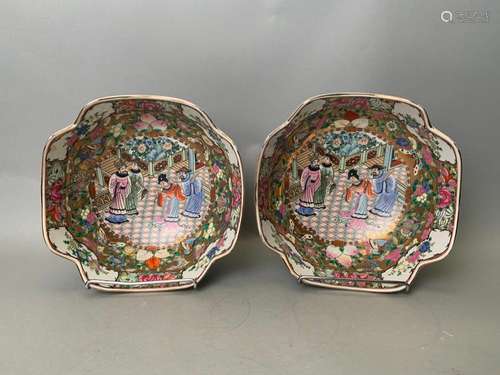 CHINE. Paire de saladiers en porcelaine dite 