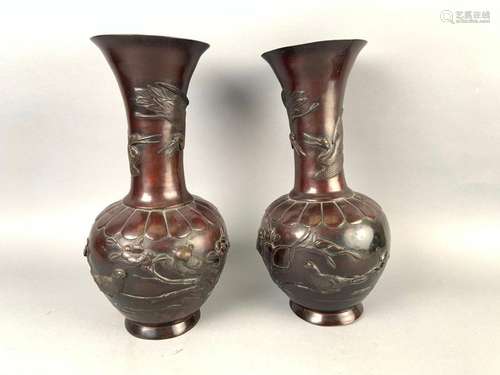 JAPON. Paire de vases sur talon en bronze à long c…