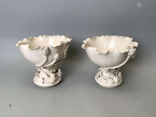 CHINE. Paire de coupe sur pied en porcelaine blanc…