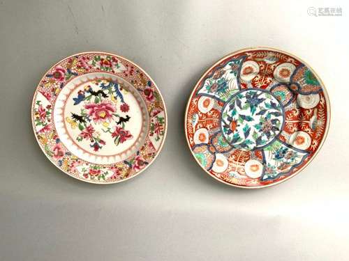 CHINE. Deux assiettes en porcelaine, dont une déco…