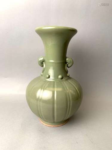 CHINE, porcelaine. Vase à fond vert, deux anses. H…