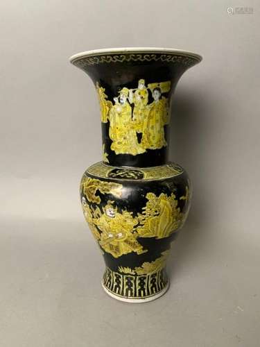 CHINE. Vase en porcelaine à col haut col évasé à d…