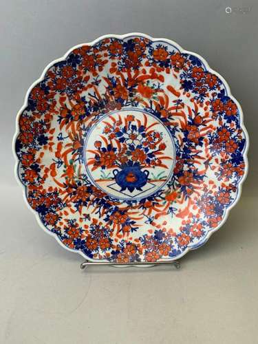 JAPON, porcelaine. Plat à décor Imari. D : 30 cm.