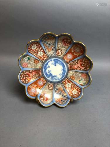 JAPON. Coupe en porcelaine à bordure dentellée à d…