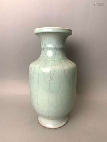 CHINE, porelaine. Vase vert céladon. H : 43 cm. XI…