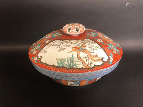 JAPON. Centre de table en porcelaine polychrome. I…