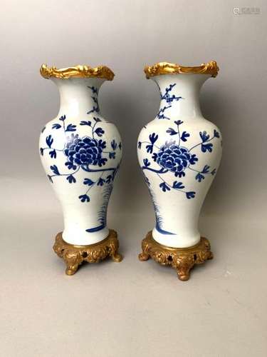 CHINE, porcelaine. Paire de vases à décor bleu sur…