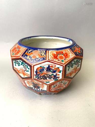 JAPON, porcelaine. Cache pot. H : 19 cm.