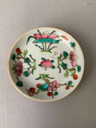 CHINE. Coupelle en porcelaine. D. 9,5 cm.