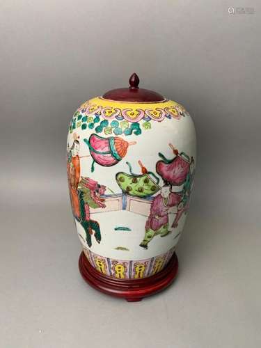 CHINE. Vase couvert en porcelaine à décor tournant…