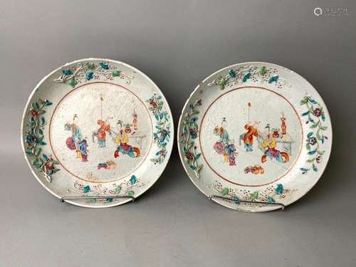 CHINE, porcelaine. Paire d'assiettes creuses à déc…