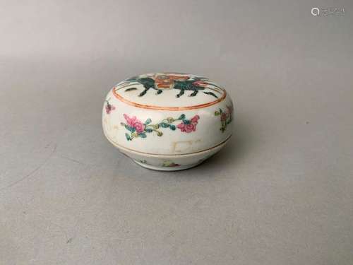 CHINE. Boîte circulaire en porcelaine. D. 9,5 cm.