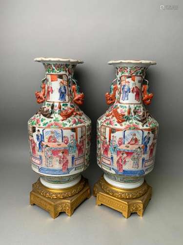 CHINE, porcelaine. Paire de vases à décor de perso…